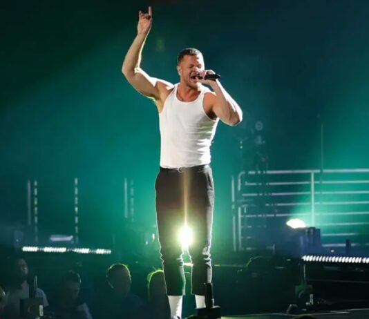 Imagine Dragons Support Striking Netflix Writers With Picket Line Mini-Concert-min